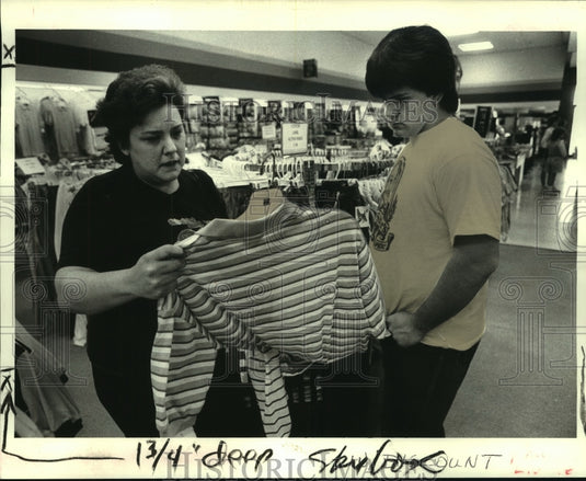 1985 Press Photo Kathleen Macaluso and son Patrick shop at Solo store - Historic Images