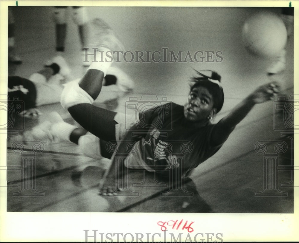 1989 Press Photo Tyra Encalade of St. Bernard High School Volley Ball - Historic Images