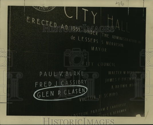 1957 Press Photo Plaque inside the entrance to New Orleans City Hall - Historic Images