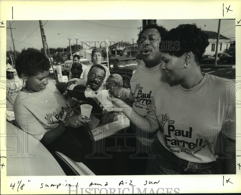 1989 Press Photo Paul Farrell celebrates his King Zulu 1990 election - Historic Images