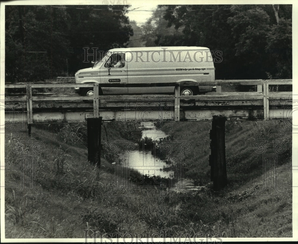 1987 Press Photo A van crosses the Farragut St. Bridge over the Magellan Canal - Historic Images