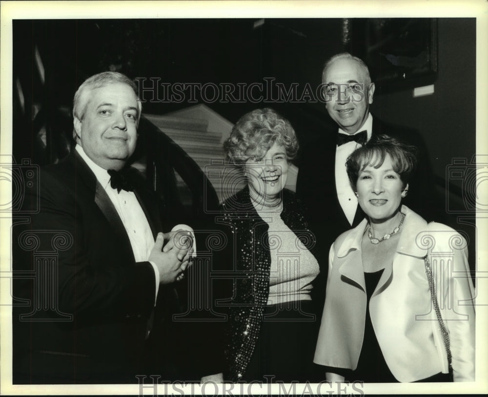 1994 Press Photo Visitors to The Cabildo. - Historic Images