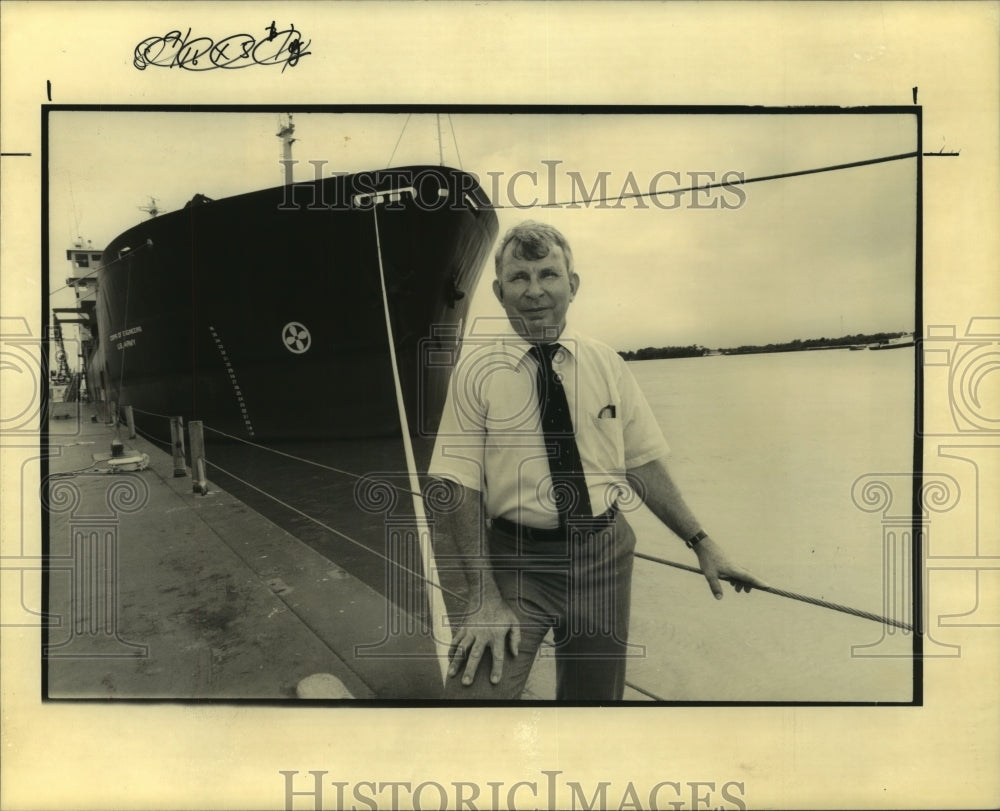 1990 Press Photo Bob Fairless, Corps of Engineers, on barge in Mississippi River - Historic Images