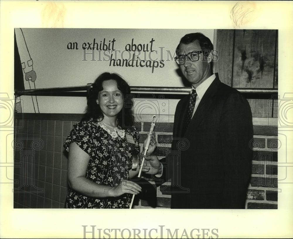 1987 Press Photo Mary Cronin Dixon and Bob Farnsworth holding a seeing-eye cane - Historic Images