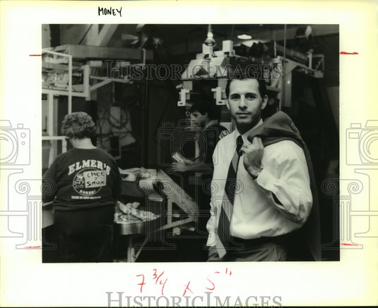 1990 Press Photo Alan Elmer inside of his Cheese Snax manufacturing plant - Historic Images