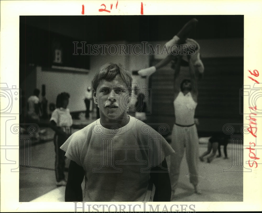 1985 Press Photo Steve Elliot retires from tumbling competition. - nob05447- Historic Images