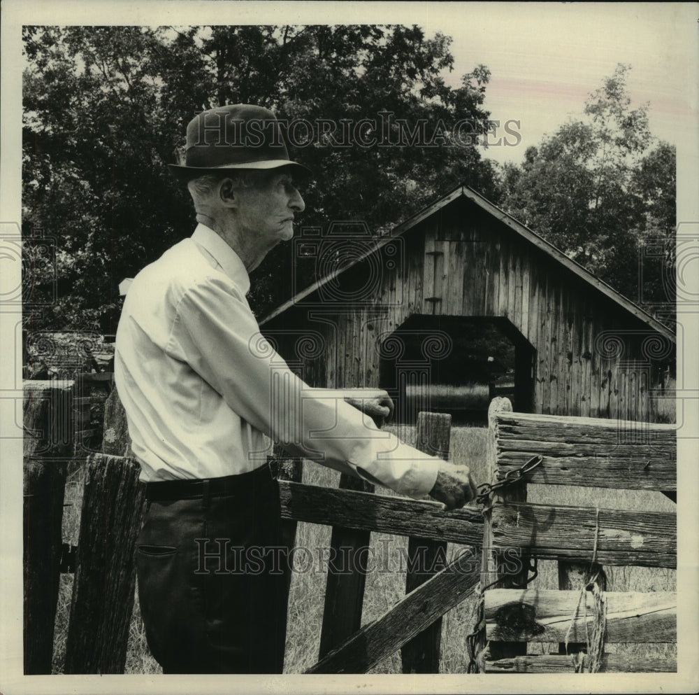 1972 Press Photo Nonagenarian unlocks gate near his &quot;new&quot; barn, built in 1946. - Historic Images