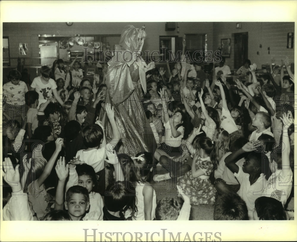 1989 Press Photo All hands surrounded the Fairy Godmother. - Historic Images