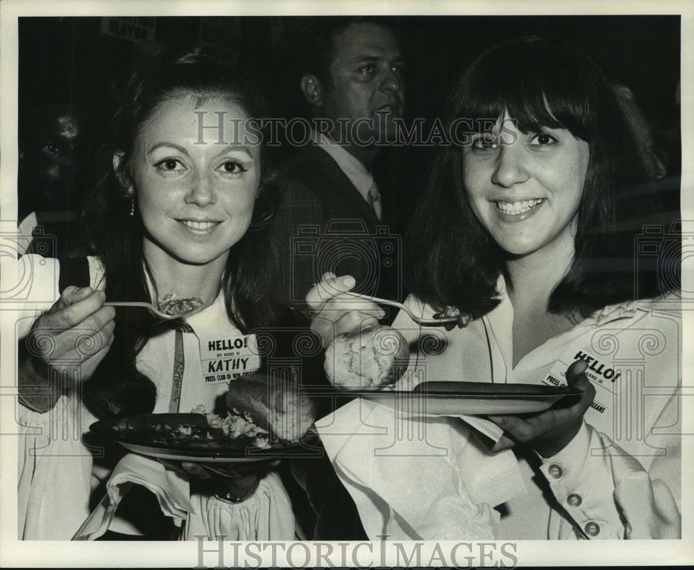 1969 Press Photo Kathy Fabre &amp; Sharon Sourich- Bean Eaters at Press Club Party - Historic Images