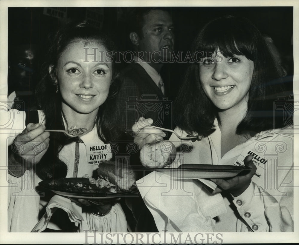 1969 Press Photo Kathy Fabre & Sharon Sourich- Bean Eaters at Press Club Party - Historic Images