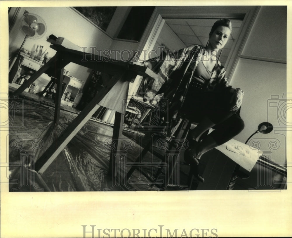 1992 Press Photo Nancy Flint poses for a photo in her living room/studio - Historic Images