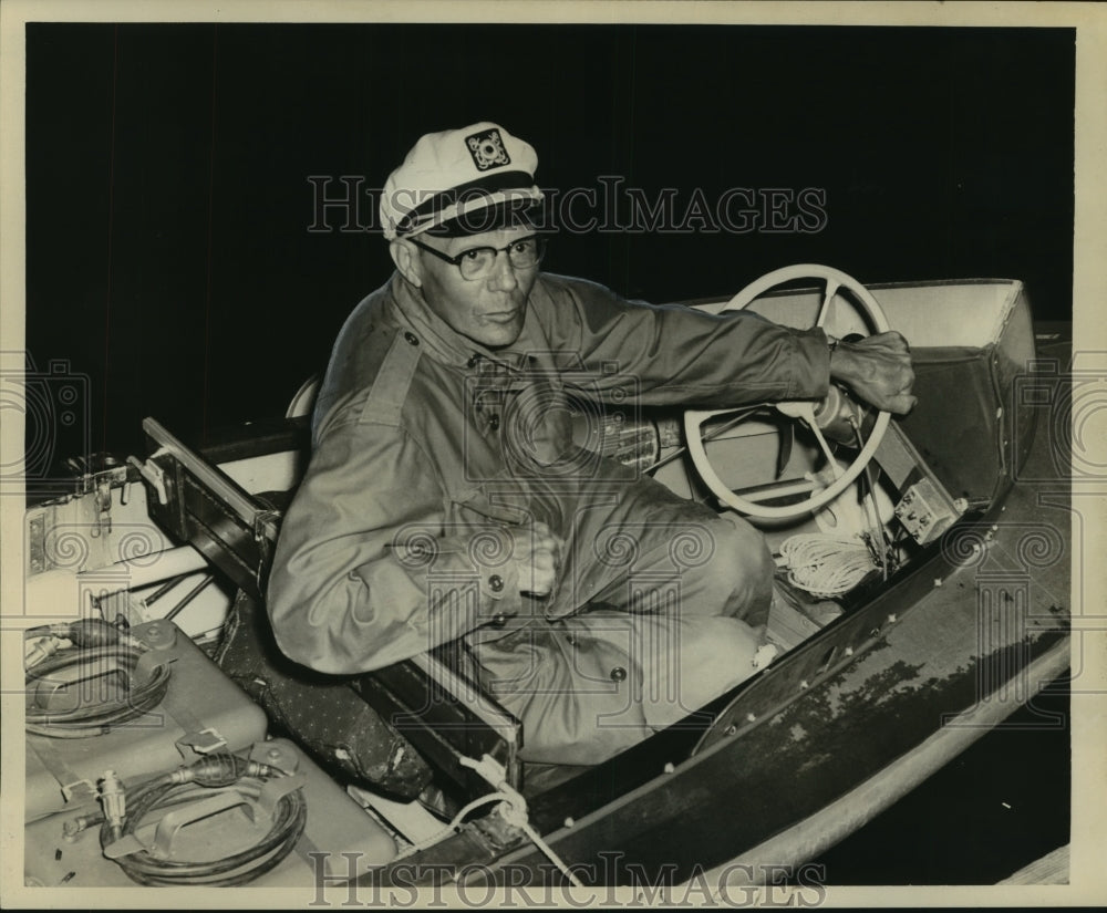 1959 Press Photo Lt. Col Leonard S. Flo on the helm of a speed boat - nob05526 - Historic Images
