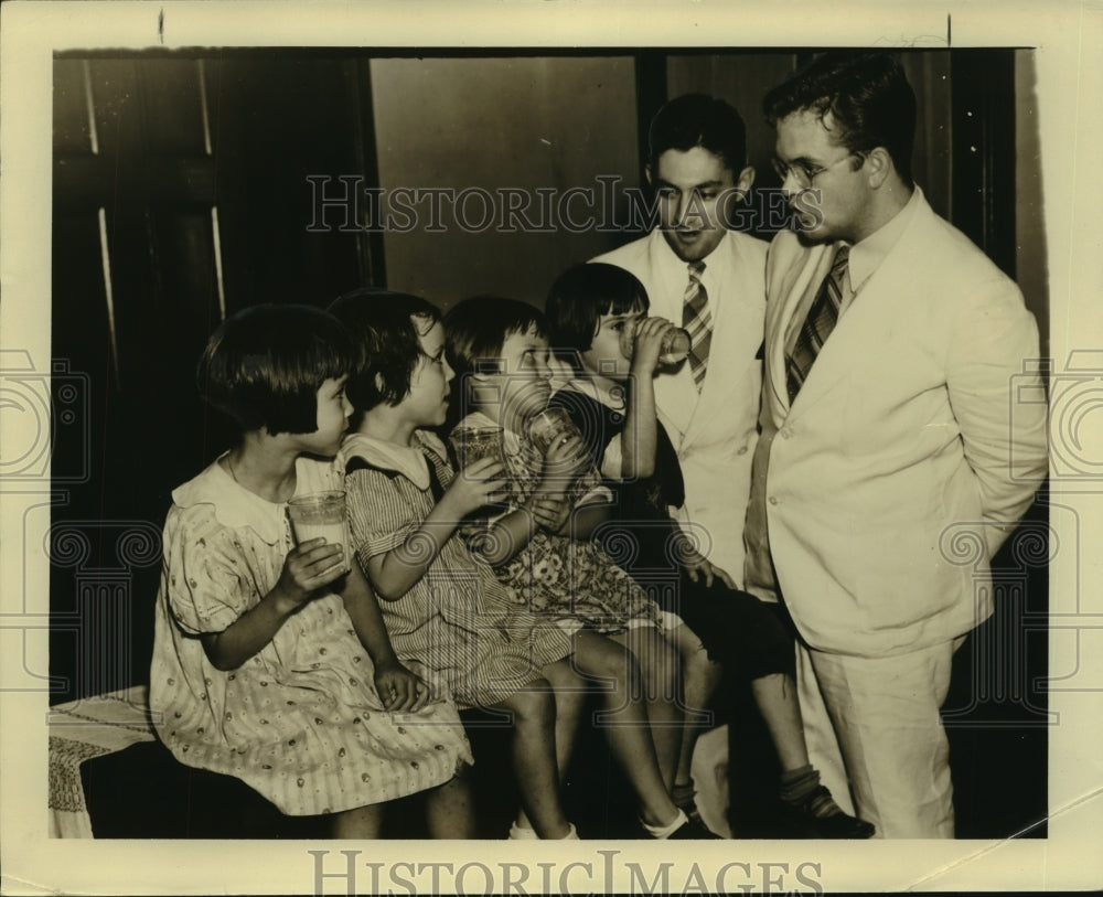 1937 Press Photo Community Chest members on a &quot;see for yourself&quot; tour - Historic Images