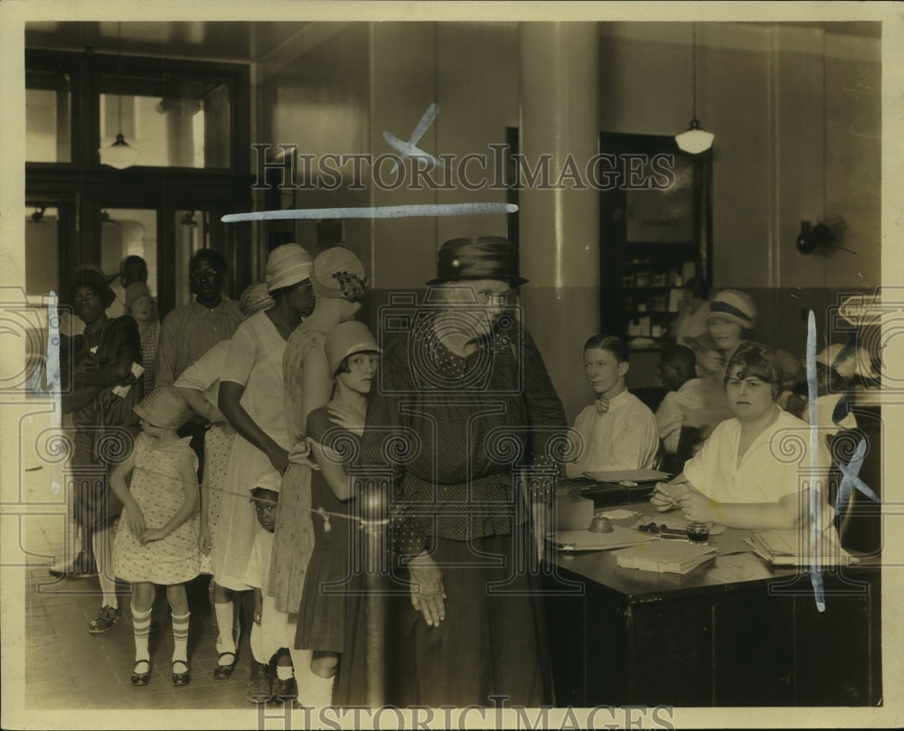 1930 Press Photo Standing in line at Community Chest - nob05579-Historic Images