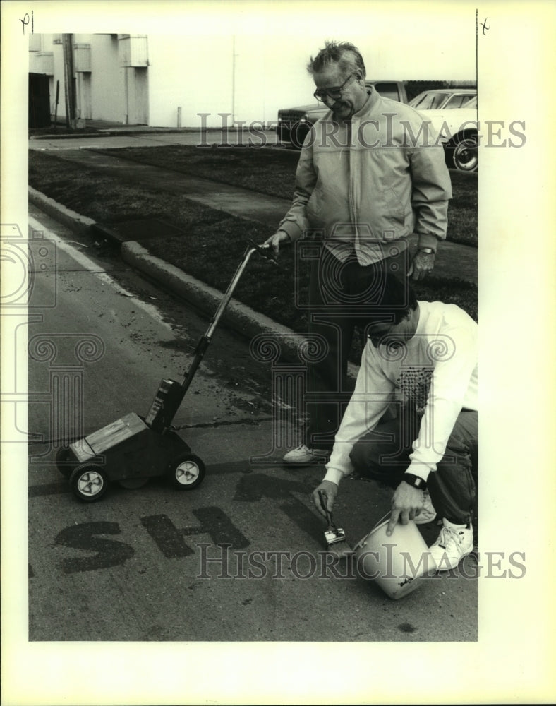 1992 Press Photo Isroger McCleod and Jim McClockey painting race course - Historic Images