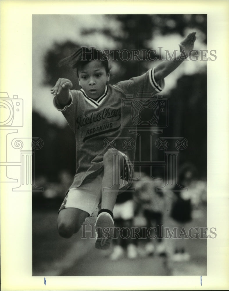 1991 Press Photo Ireka Elmore taking one of her turns in the long jump - Historic Images