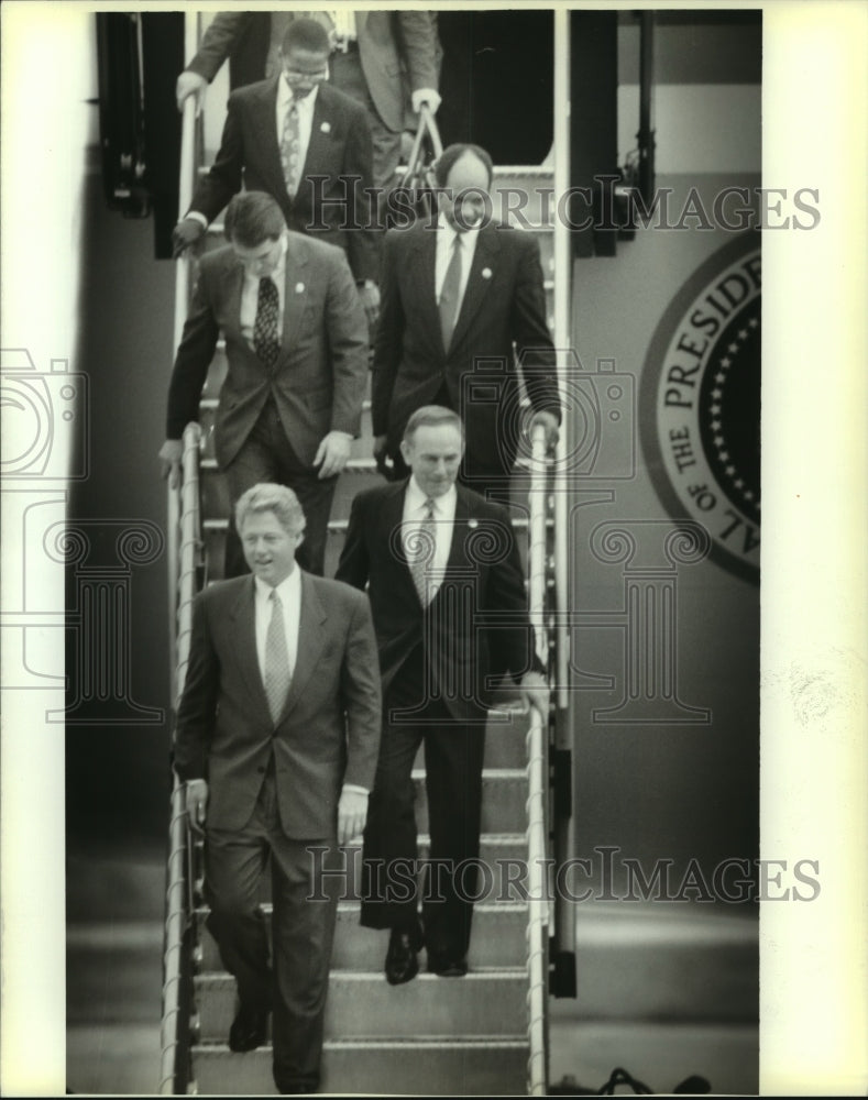 1993 Press Photo President Bill Clinton Arrives at Bellchase Naval Air Station - Historic Images