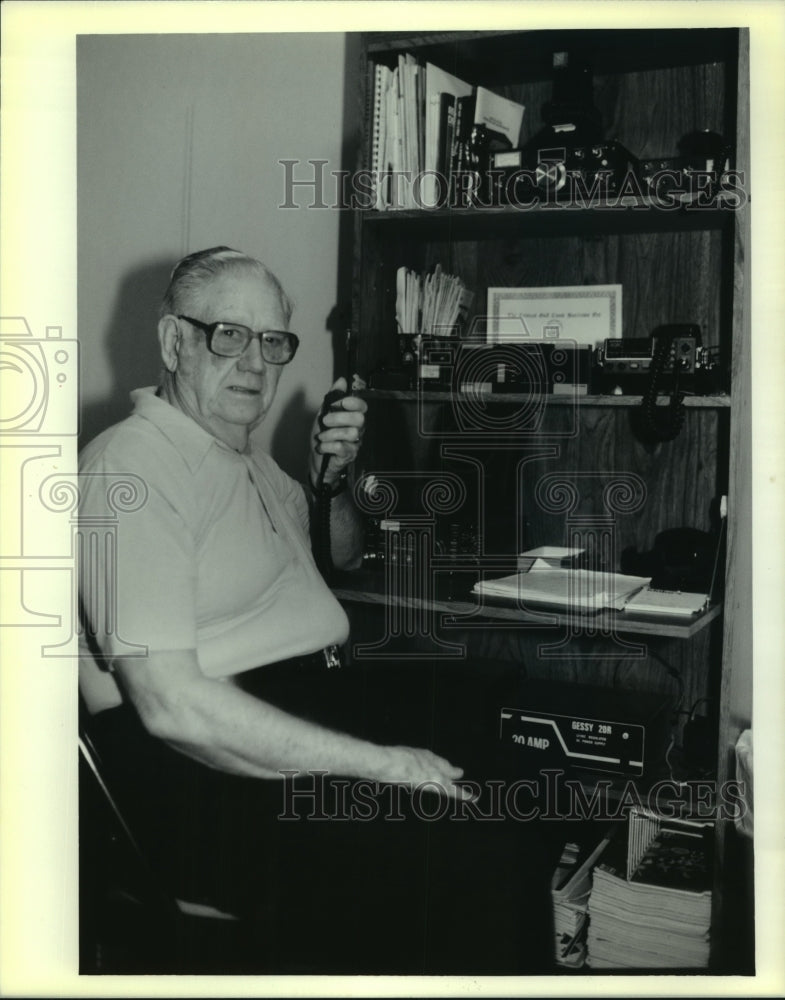 1990 Press Photo Ed Farley of Slidell, who operates ham radios. - Historic Images