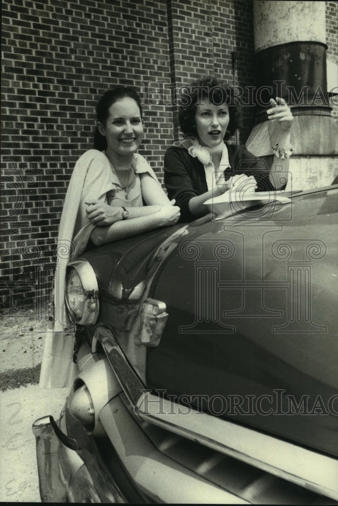 1975 Press Photo Joyce Fairman &amp; Zoe Tauss star in &quot;The Rimers of Eldritch.&quot; - Historic Images