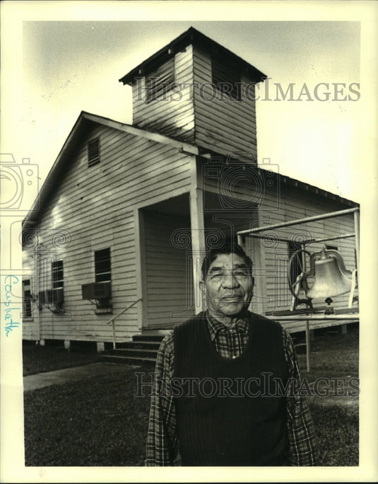 1987 Press Photo Pastor Solomon Battise in front of church built early 1900's - Historic Images