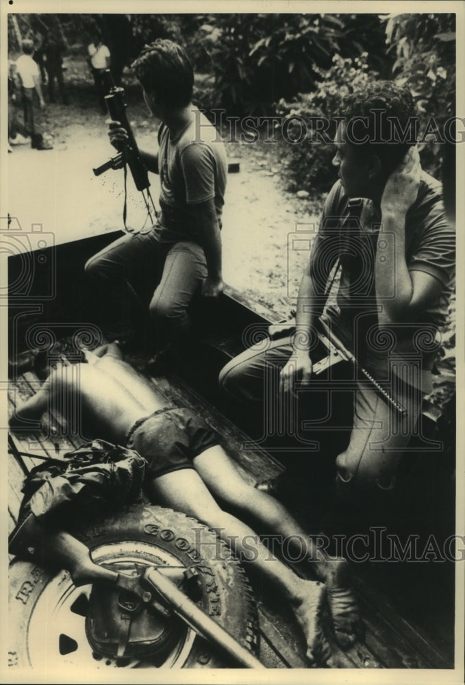 1988 Press Photo Peru's police troopers guard a captured cocaine trafficker - Historic Images