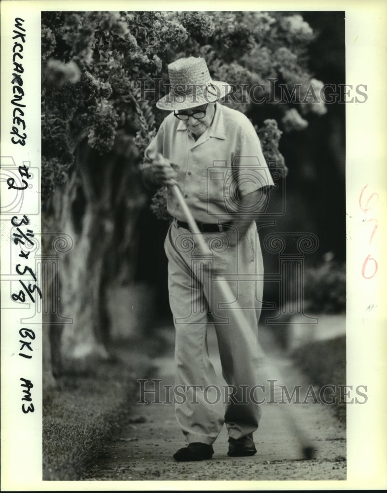 1990 Press Photo Clarence Foret, 82 of Metairie Road sweeps his sidewalk - Historic Images