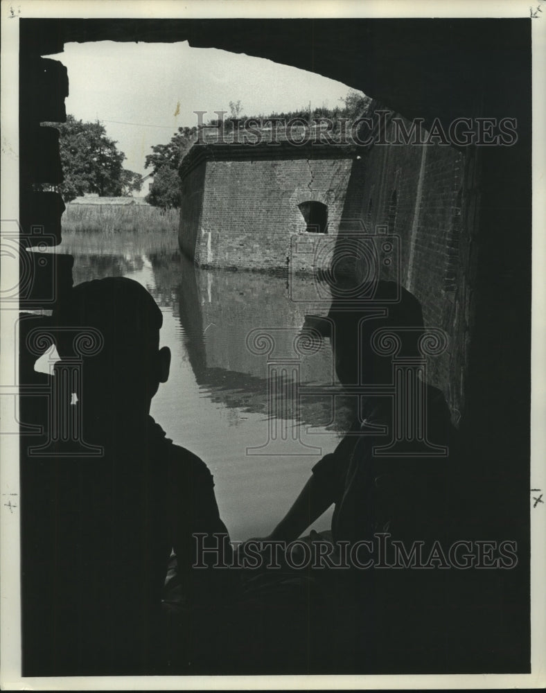 1961 Press Photo Terry Pike &amp; Leon Crapps inspect water defenses of Fort Pike - Historic Images