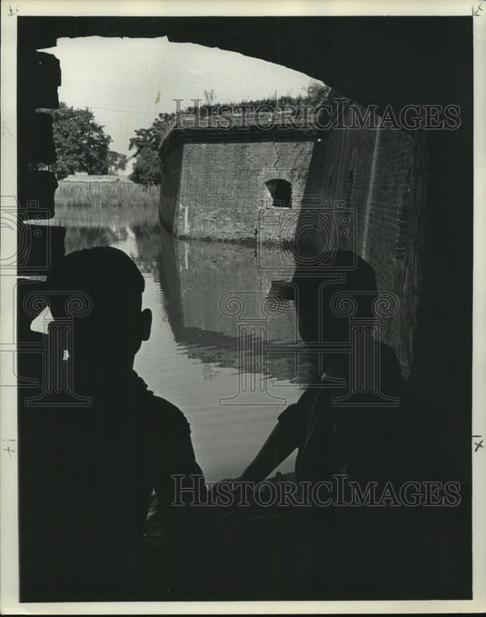 1961 Press Photo Terry Pike & Leon Crapps inspect water defenses of Fort Pike - Historic Images
