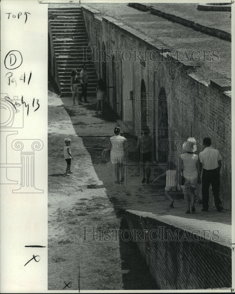 1969 Press Photo Fort Pike visitors - nob05828 - Historic Images