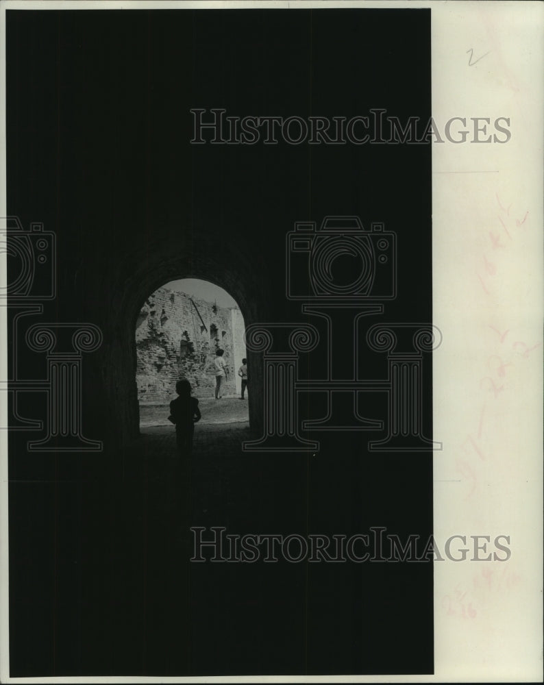 1969 Press Photo New Orleans-Fort Pike visitors through an archway - nob05829-Historic Images