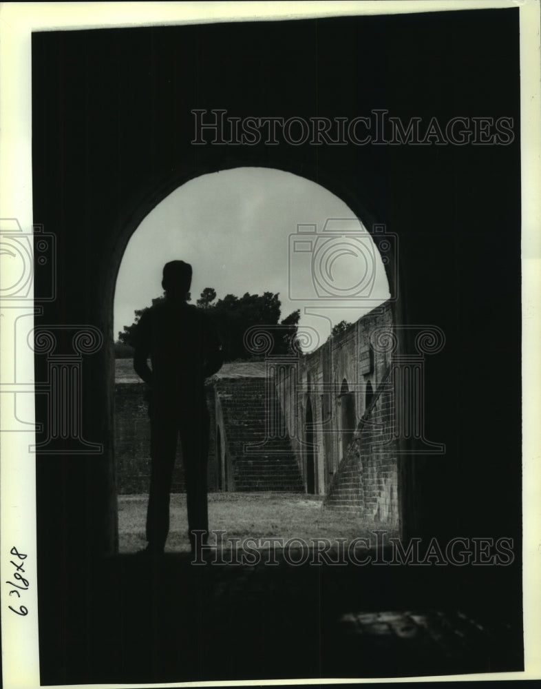 1992 Press Photo Fort Pike caretaker Edward Smith during his rounds - Historic Images