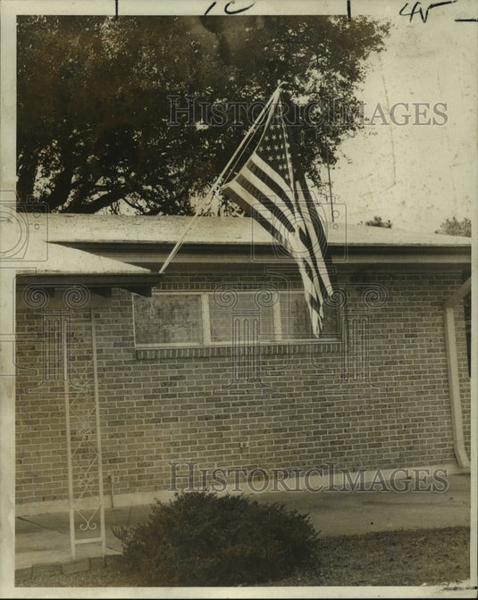 1969 Press PhotoAmerican flag at Mrs. Dorothea Rod's house, 5018 Cartier Avenue - Historic Images