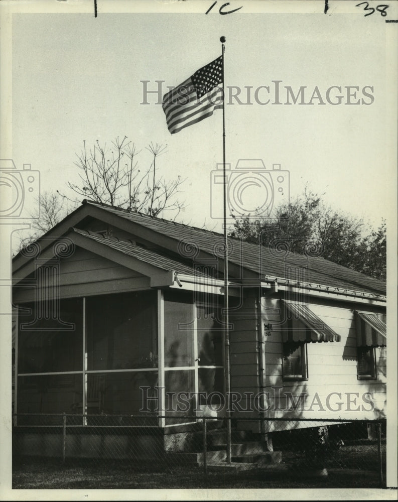 1989 Press Photo American flag at home of Mr. and Mrs. George Oser in Algiers - Historic Images