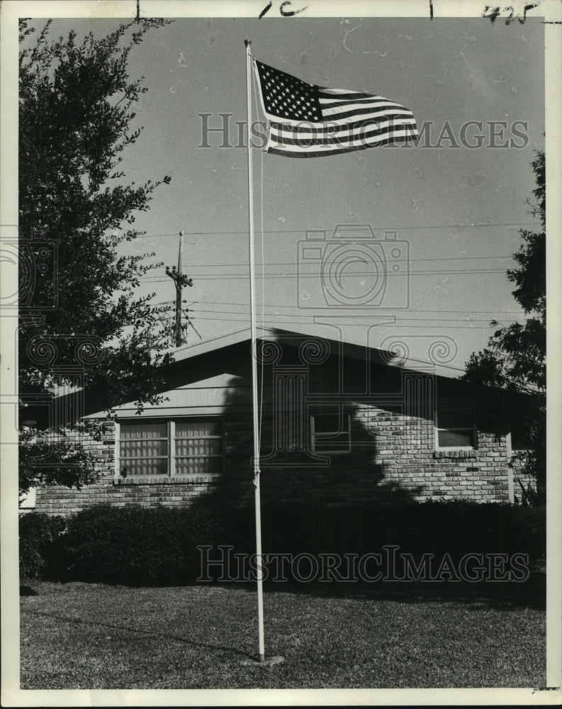 1969 American flag hoisted at home of Mr. &amp; Mrs. Fred Lindsay Jr. - Historic Images