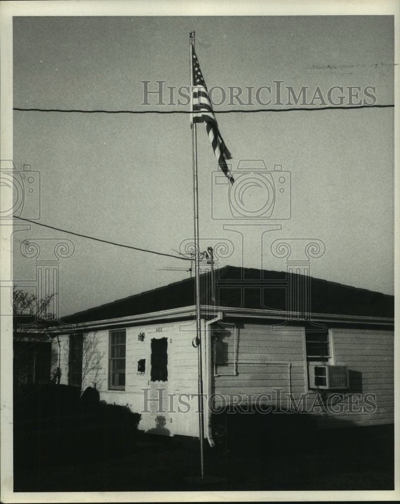 1969 Press Photo American flag waves at home of Mr. &amp; Mrs. Krippen Staple - Historic Images