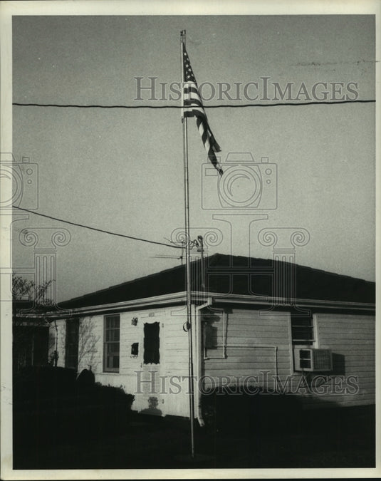 1969 Press Photo American flag waves at home of Mr. & Mrs. Krippen Staple - Historic Images