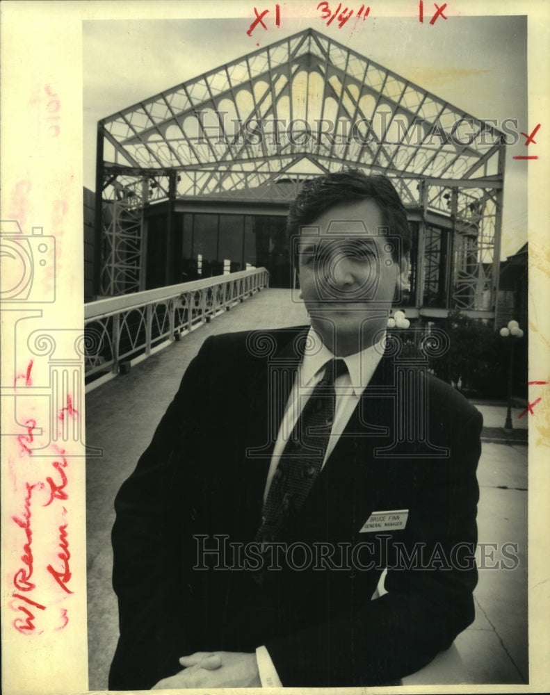 1992 Press Photo Bruce Finn pictured Eiffel Tower rest at Pontchartrain Hotel - Historic Images