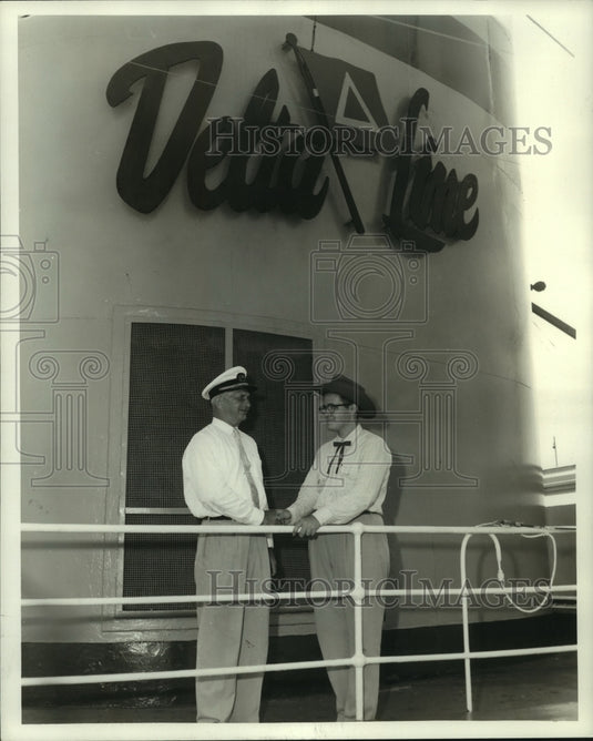 1958 Press Photo James Finley & Capt. I.R. Williams aboard Delta Line MV Del Sol - Historic Images