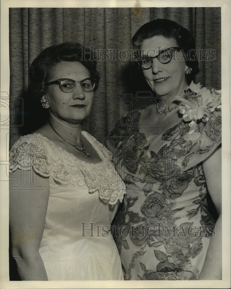 1962 Press Photo Ruth A Finnegan and Virginia Andrews at organization dinner - Historic Images