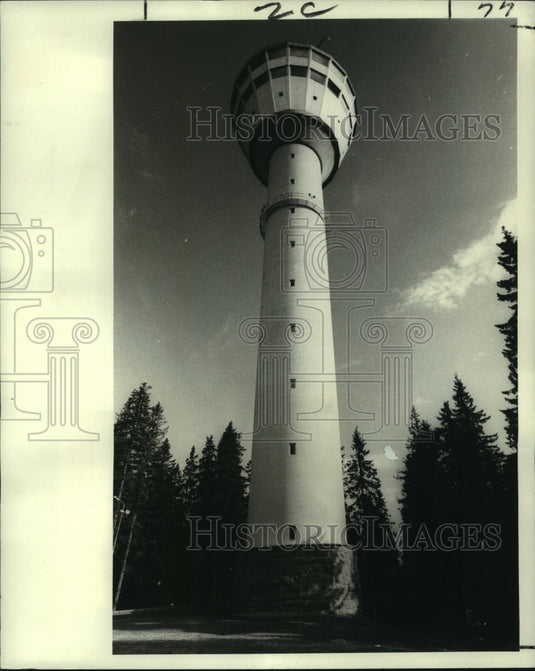 1967 Press Photo Finland's white tower restaurant overlooks countryside - Historic Images