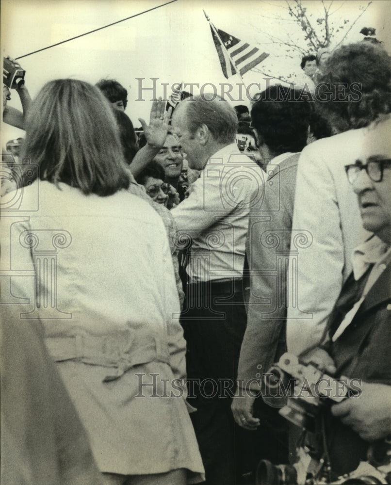 1976 Press Photo President Ford in a crowd - nob05927 - Historic Images