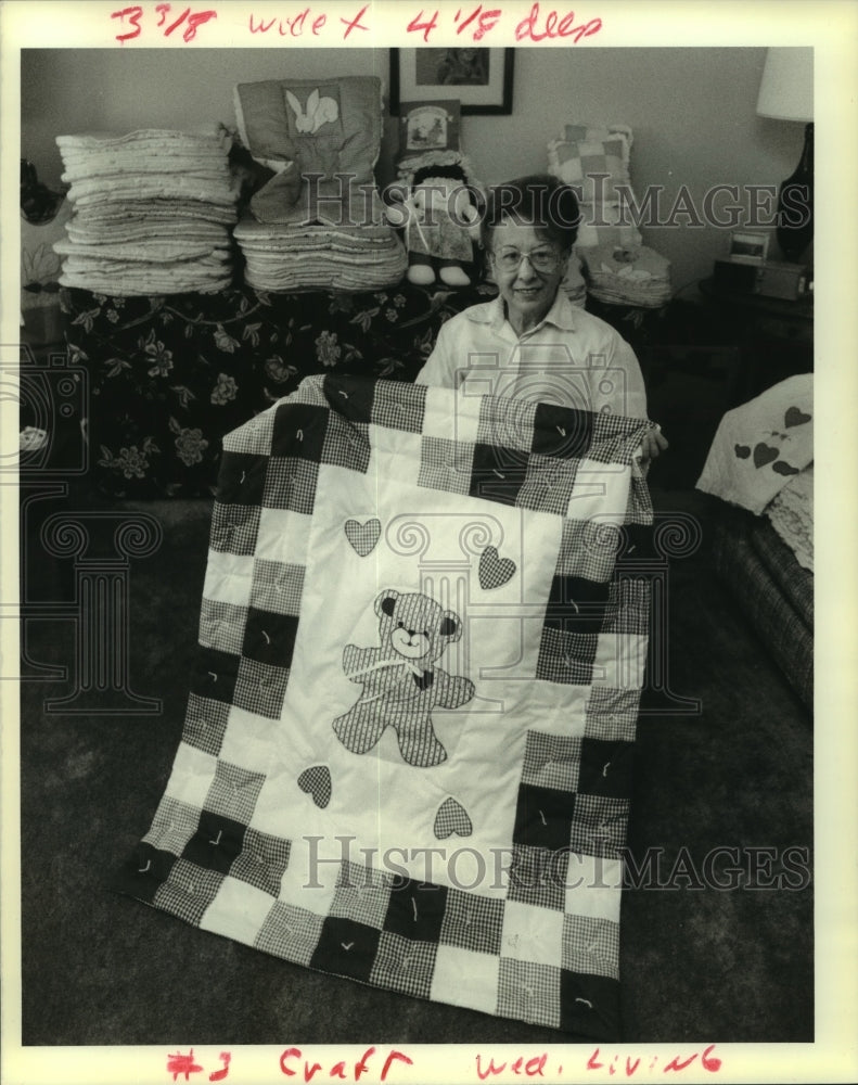 1989 Press Photo Florence Forman with some of her needle craft handiwork - Historic Images