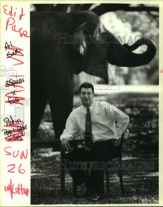 1994 Press Photo Audubon Institute director Ron Forman in Audubon Zoo - Historic Images