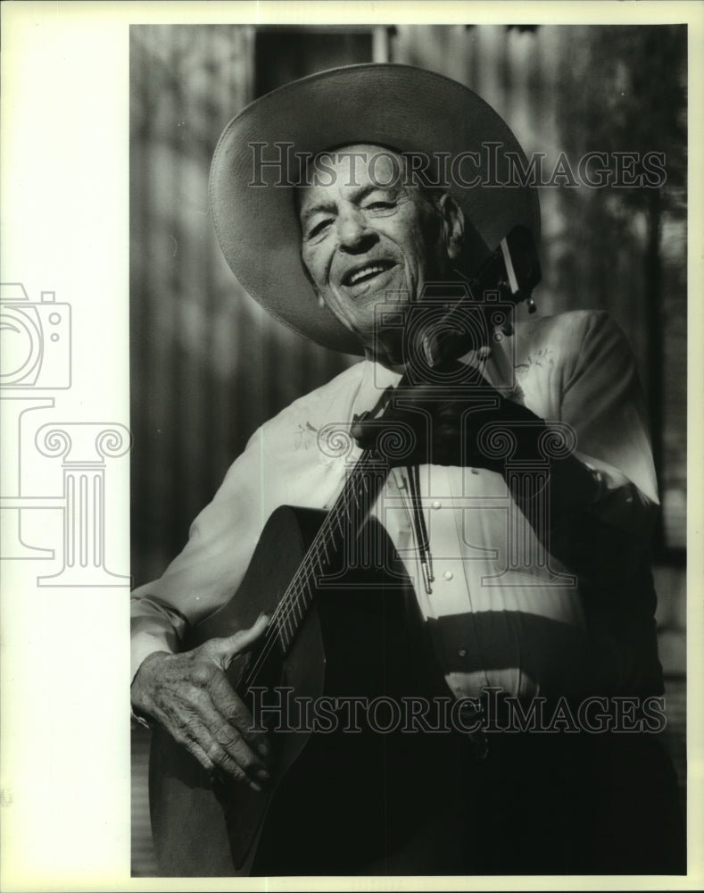 1993 Press Photo Thomas Edison &quot;Brownie&quot; Ford poses with favorite guitar. - Historic Images