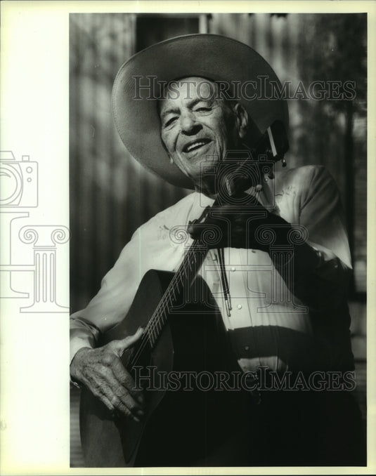 1993 Press Photo Thomas Edison "Brownie" Ford poses with favorite guitar. - Historic Images