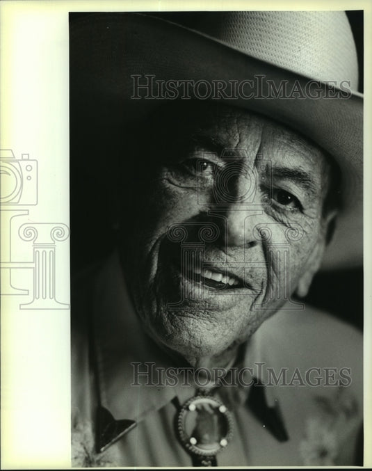 1993 Press Photo Thomas Edison "Brownie" Ford with his favorite guitar - Historic Images