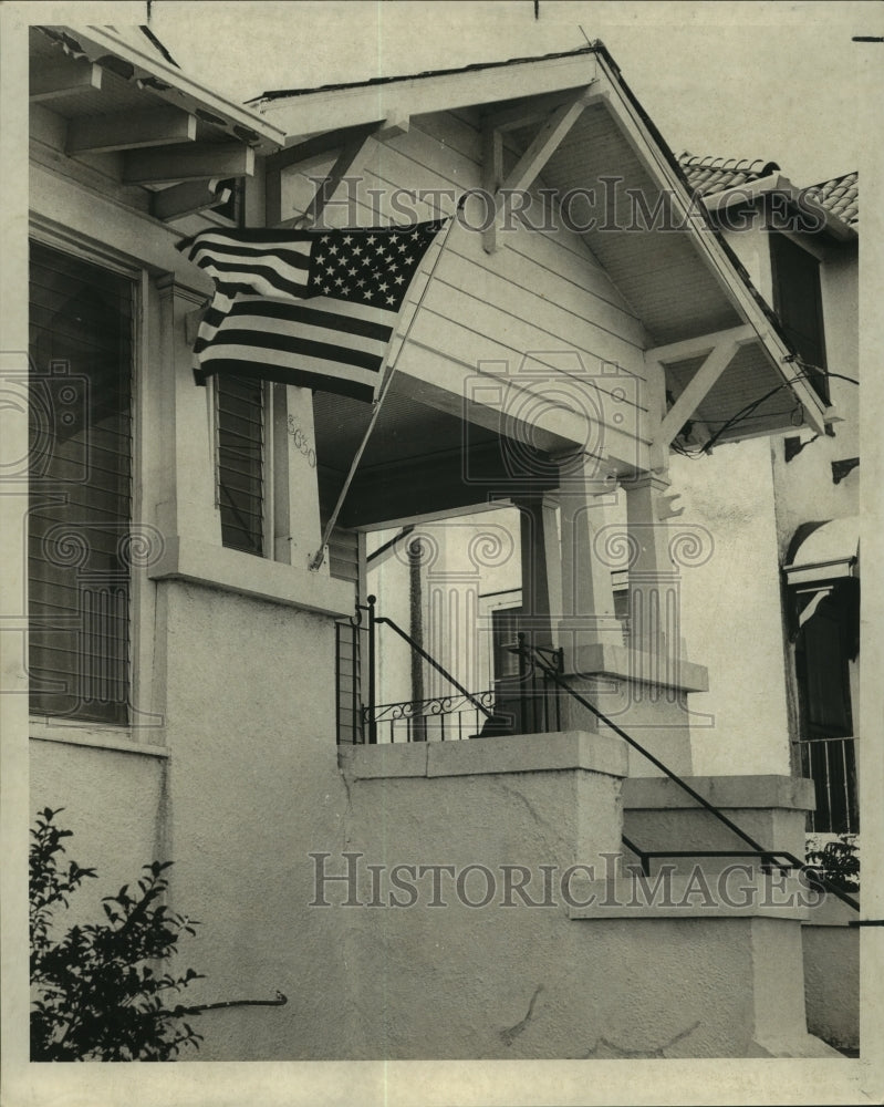 1969 Press Photo American flag on display of home at 3630 Upperline - nob05969 - Historic Images