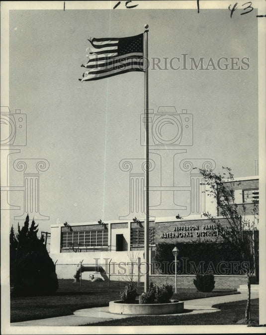 1969 Press Photo American flag flies over Jefferson Parish Waterworks District 2 - Historic Images