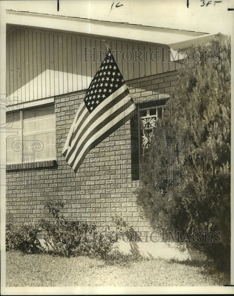 1969 Press Photo American flag on display at home of 4610 Schindler Drive - Historic Images