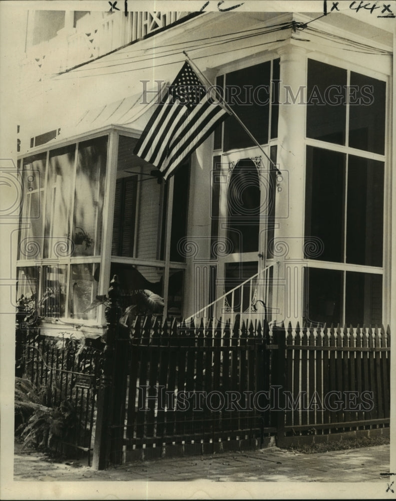 1969 Press Photo American flag on display at home of 2917 Prytania Street - Historic Images